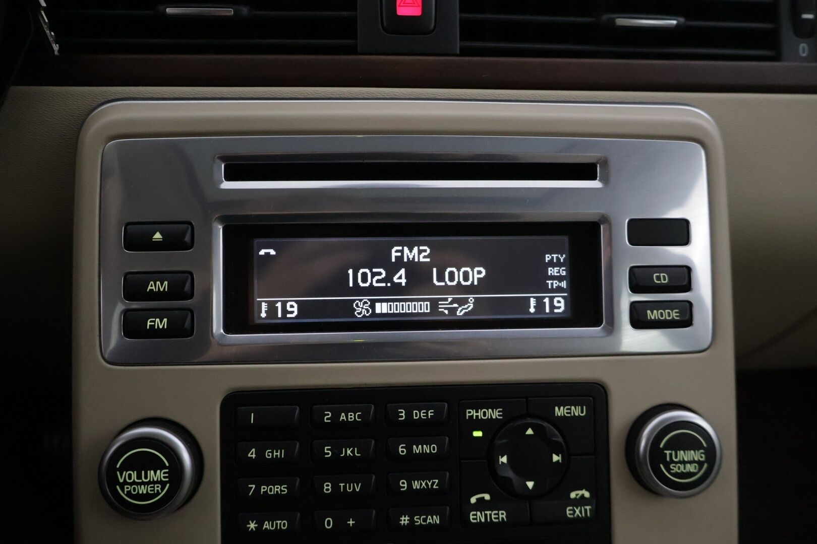 Volvo V70 2011 2,5FT Summum * Kattoluukku / Keyless / Webasto / Tutkat / Sähkökontti / Nahkapenkit / Koukku / Etuistuin muistilla / Volvo TV - Bi-Fuel / Huippusiisti / Erikoiset varusteet / 29litran isompi bensatankki / Särmät huollot *