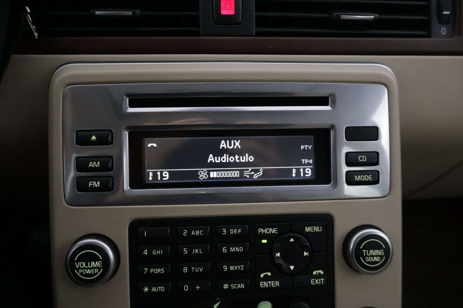 Volvo V70 2011 2,5FT Summum * Kattoluukku / Keyless / Webasto / Tutkat / Sähkökontti / Nahkapenkit / Koukku / Etuistuin muistilla / Volvo TV - Bi-Fuel / Huippusiisti / Erikoiset varusteet / 29litran isompi bensatankki / Särmät huollot *