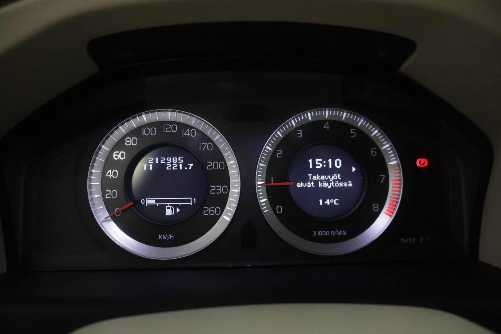 Volvo V70 2011 2,5FT Summum * Kattoluukku / Keyless / Webasto / Tutkat / Sähkökontti / Nahkapenkit / Koukku / Etuistuin muistilla / Volvo TV - Bi-Fuel / Huippusiisti / Erikoiset varusteet / 29litran isompi bensatankki / Särmät huollot *