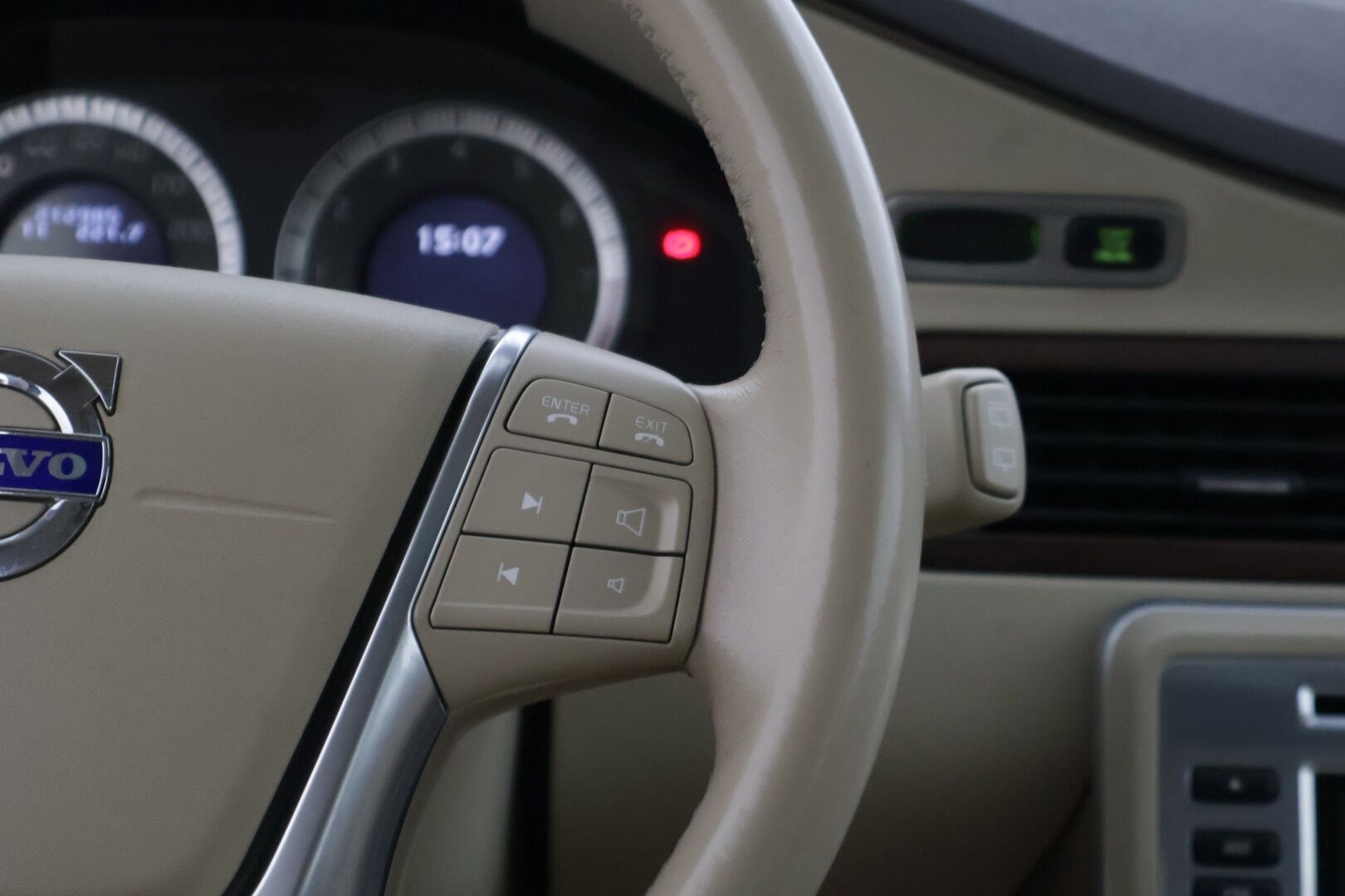 Volvo V70 2011 2,5FT Summum * Kattoluukku / Keyless / Webasto / Tutkat / Sähkökontti / Nahkapenkit / Koukku / Etuistuin muistilla / Volvo TV - Bi-Fuel / Huippusiisti / Erikoiset varusteet / 29litran isompi bensatankki / Särmät huollot *