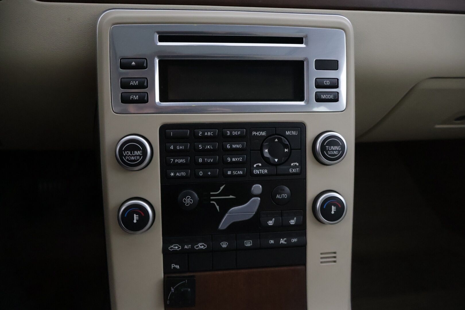 Volvo V70 2011 2,5FT Summum * Kattoluukku / Keyless / Webasto / Tutkat / Sähkökontti / Nahkapenkit / Koukku / Etuistuin muistilla / Volvo TV - Bi-Fuel / Huippusiisti / Erikoiset varusteet / 29litran isompi bensatankki / Särmät huollot *