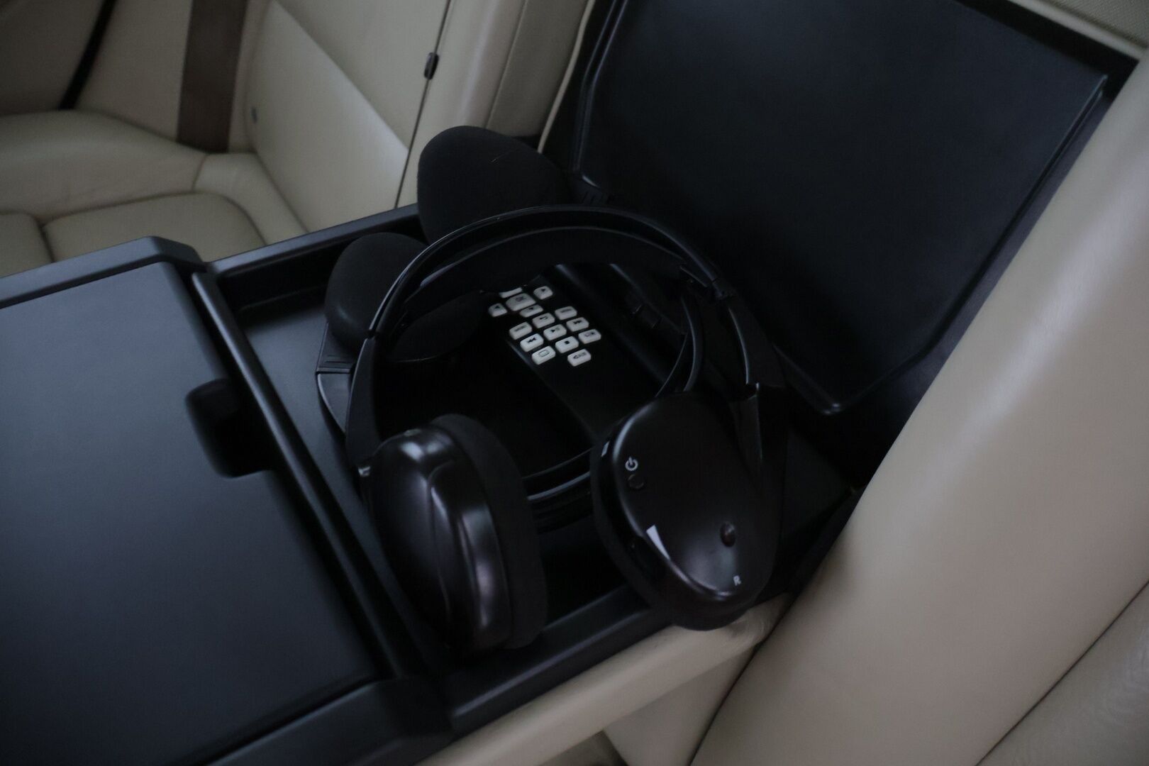 Volvo V70 2011 2,5FT Summum * Kattoluukku / Keyless / Webasto / Tutkat / Sähkökontti / Nahkapenkit / Koukku / Etuistuin muistilla / Volvo TV - Bi-Fuel / Huippusiisti / Erikoiset varusteet / 29litran isompi bensatankki / Särmät huollot *