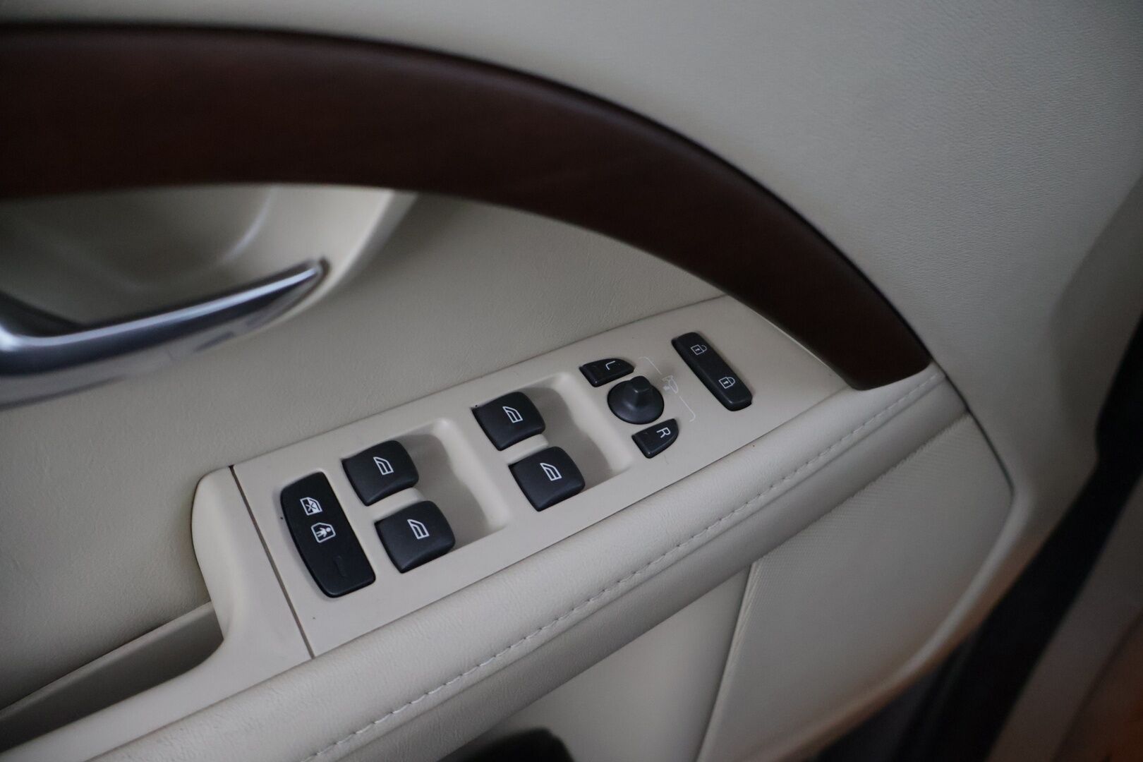 Volvo V70 2011 2,5FT Summum * Kattoluukku / Keyless / Webasto / Tutkat / Sähkökontti / Nahkapenkit / Koukku / Etuistuin muistilla / Volvo TV - Bi-Fuel / Huippusiisti / Erikoiset varusteet / 29litran isompi bensatankki / Särmät huollot *