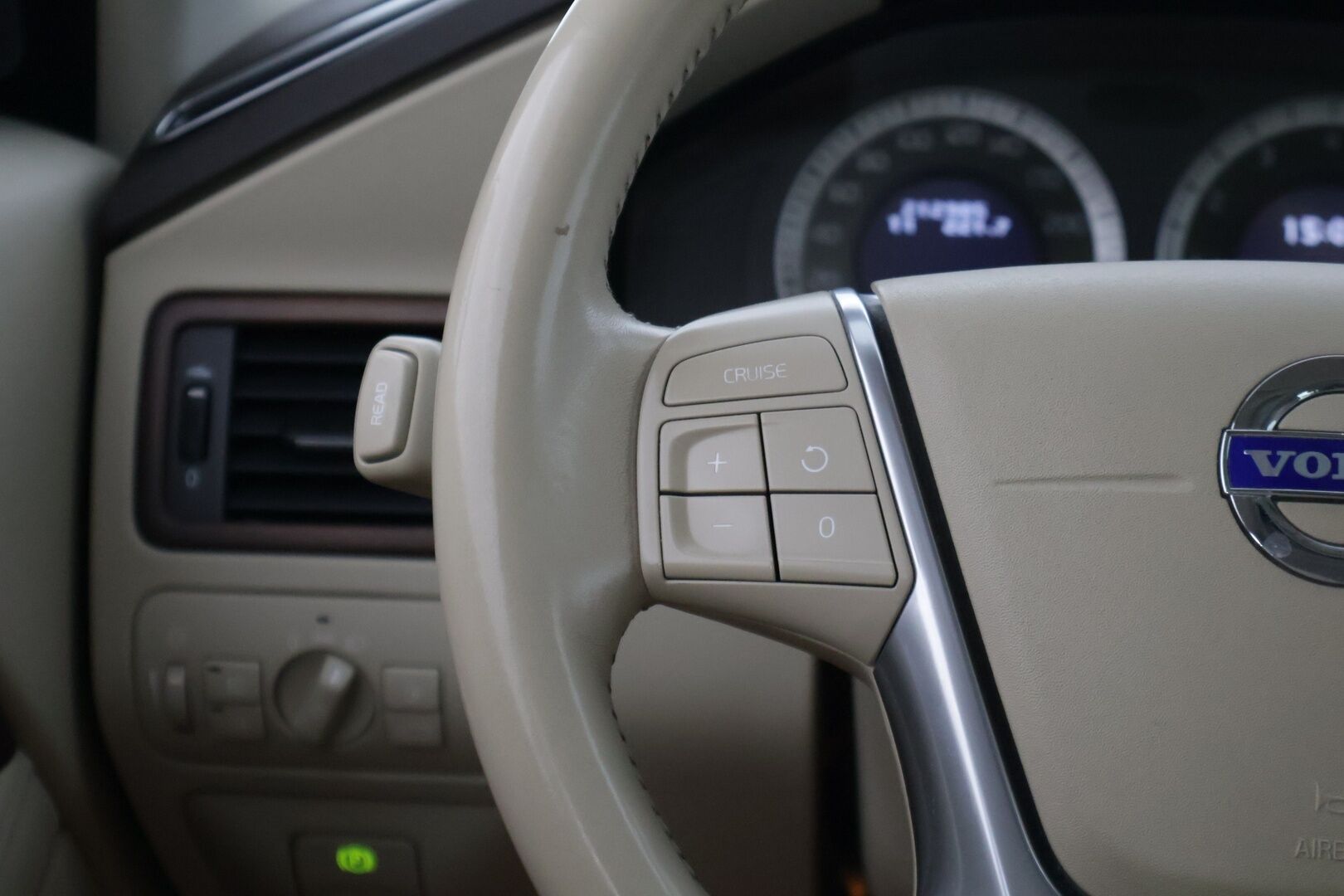 Volvo V70 2011 2,5FT Summum * Kattoluukku / Keyless / Webasto / Tutkat / Sähkökontti / Nahkapenkit / Koukku / Etuistuin muistilla / Volvo TV - Bi-Fuel / Huippusiisti / Erikoiset varusteet / 29litran isompi bensatankki / Särmät huollot *