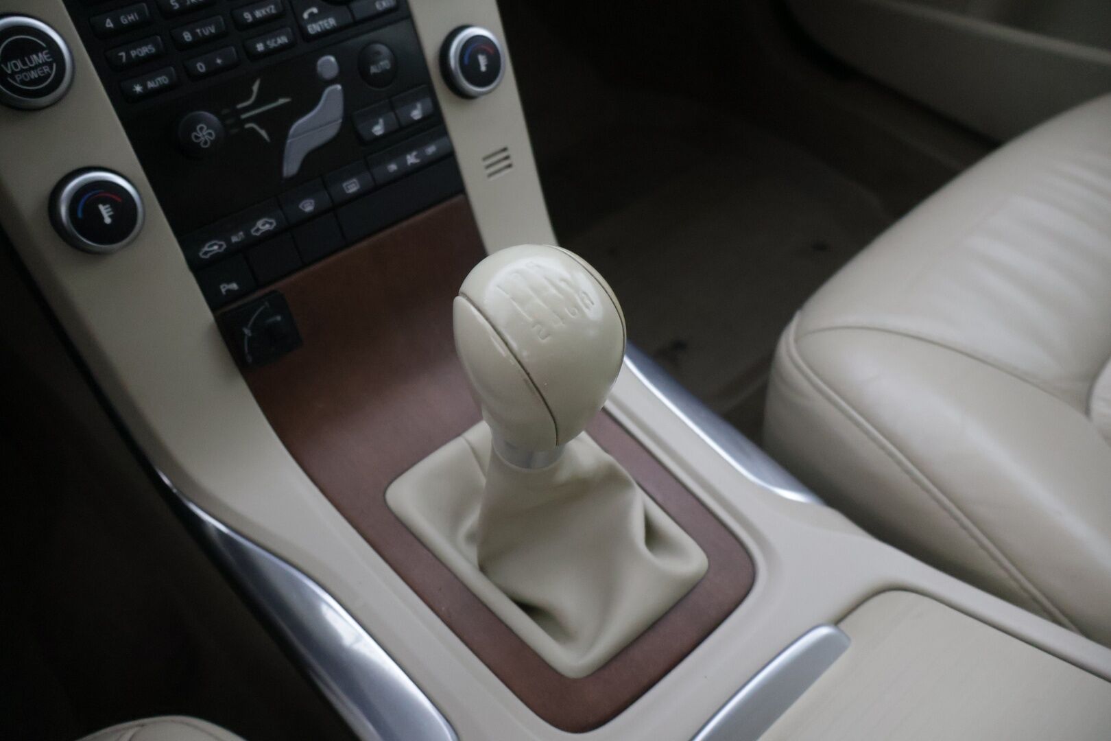 Volvo V70 2011 2,5FT Summum * Kattoluukku / Keyless / Webasto / Tutkat / Sähkökontti / Nahkapenkit / Koukku / Etuistuin muistilla / Volvo TV - Bi-Fuel / Huippusiisti / Erikoiset varusteet / 29litran isompi bensatankki / Särmät huollot *