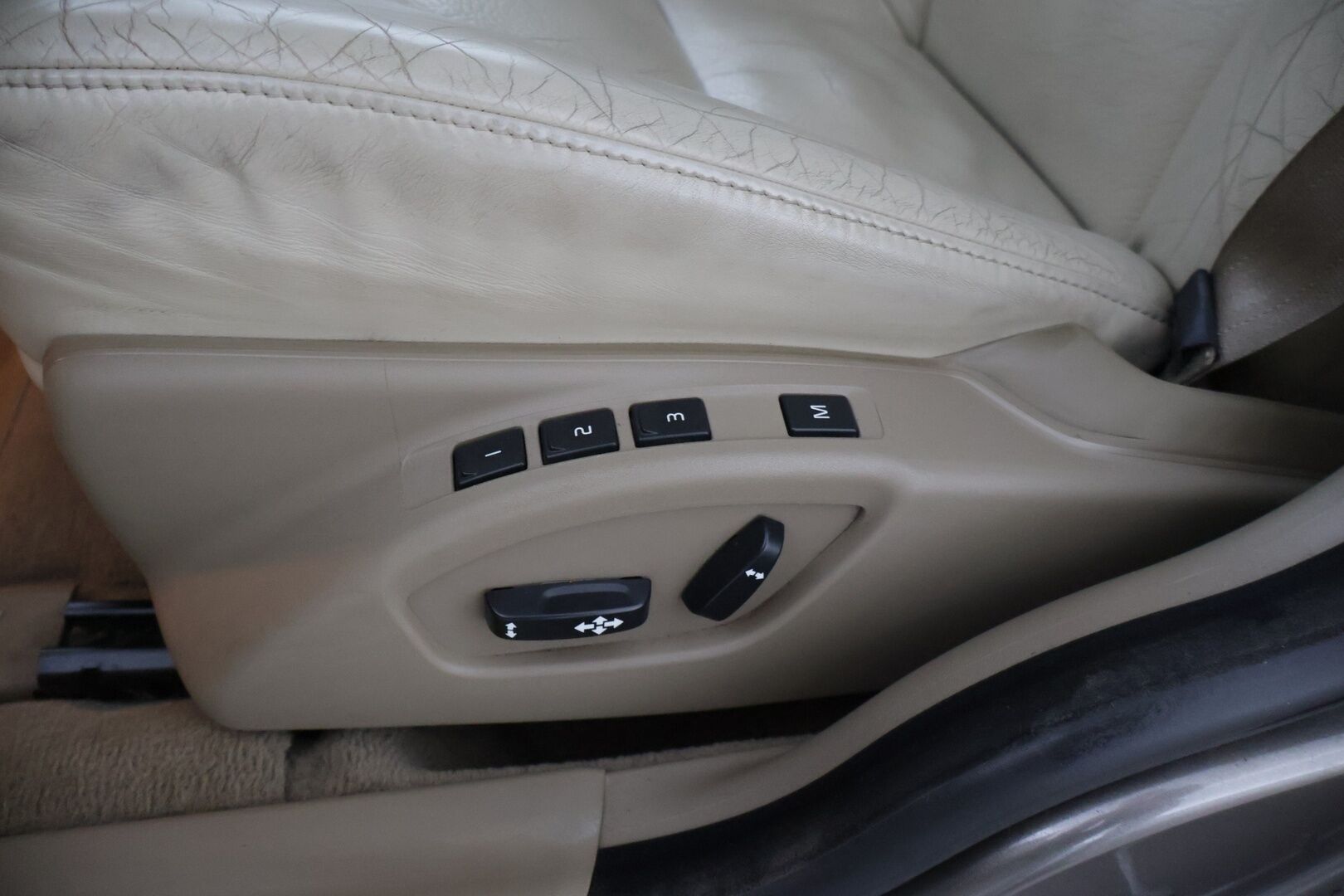 Volvo V70 2011 2,5FT Summum * Kattoluukku / Keyless / Webasto / Tutkat / Sähkökontti / Nahkapenkit / Koukku / Etuistuin muistilla / Volvo TV - Bi-Fuel / Huippusiisti / Erikoiset varusteet / 29litran isompi bensatankki / Särmät huollot *