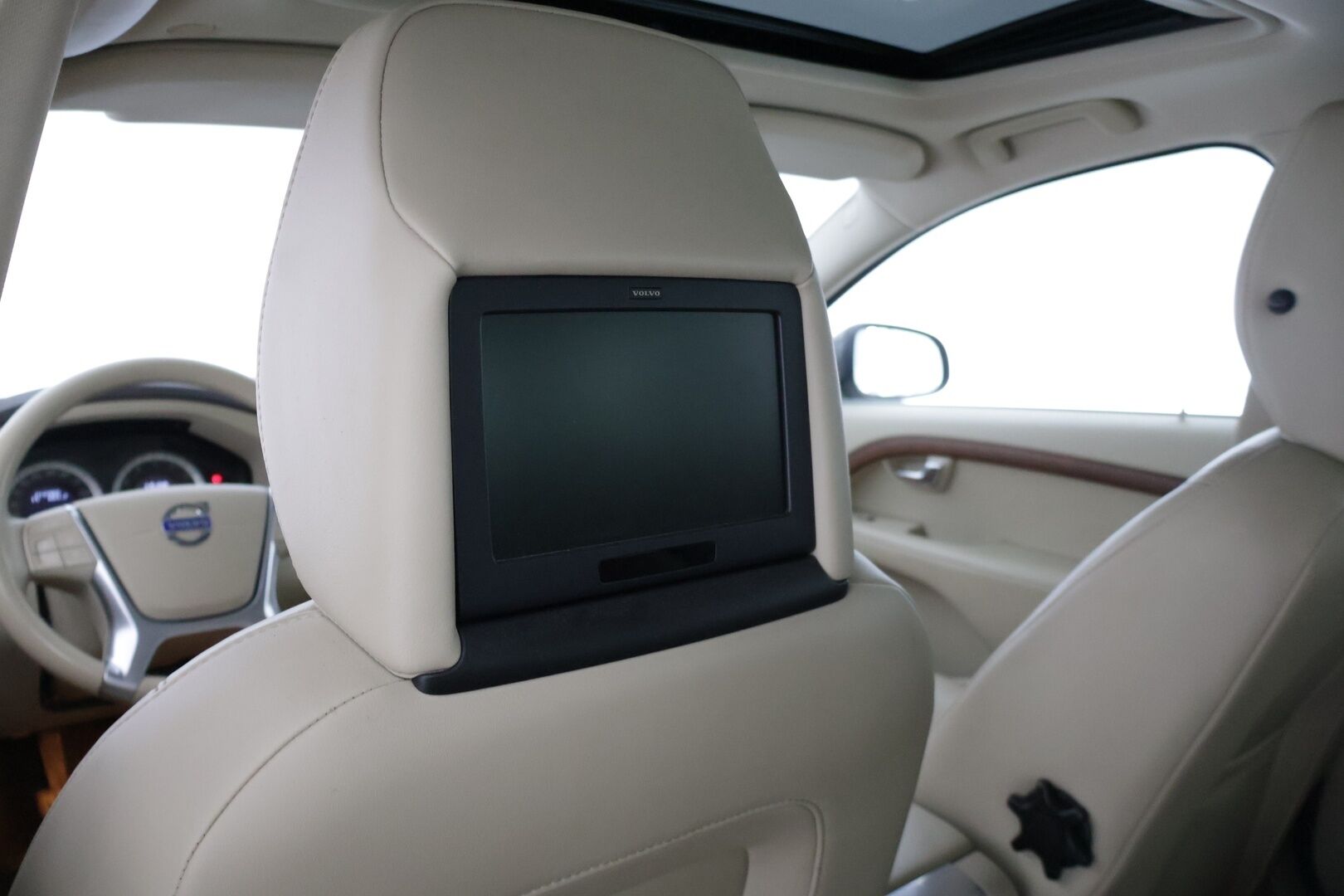 Volvo V70 2011 2,5FT Summum * Kattoluukku / Keyless / Webasto / Tutkat / Sähkökontti / Nahkapenkit / Koukku / Etuistuin muistilla / Volvo TV - Bi-Fuel / Huippusiisti / Erikoiset varusteet / 29litran isompi bensatankki / Särmät huollot *