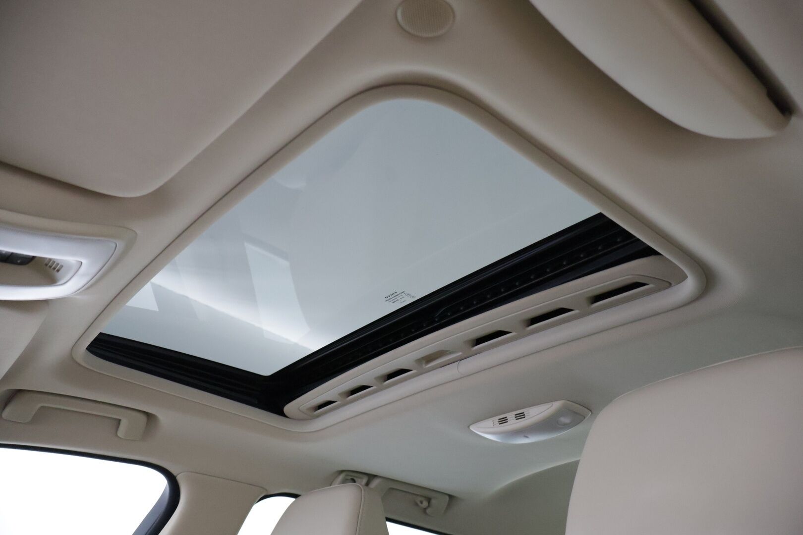 Volvo V70 2011 2,5FT Summum * Kattoluukku / Keyless / Webasto / Tutkat / Sähkökontti / Nahkapenkit / Koukku / Etuistuin muistilla / Volvo TV - Bi-Fuel / Huippusiisti / Erikoiset varusteet / 29litran isompi bensatankki / Särmät huollot *