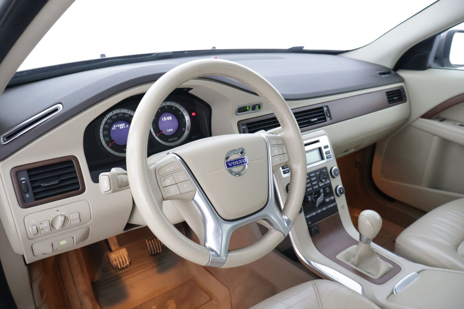 Volvo V70 2011 2,5FT Summum * Kattoluukku / Keyless / Webasto / Tutkat / Sähkökontti / Nahkapenkit / Koukku / Etuistuin muistilla / Volvo TV - Bi-Fuel / Huippusiisti / Erikoiset varusteet / 29litran isompi bensatankki / Särmät huollot *