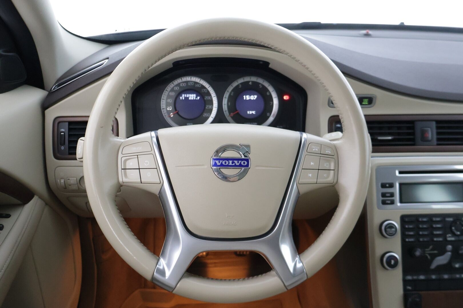 Volvo V70 2011 2,5FT Summum * Kattoluukku / Keyless / Webasto / Tutkat / Sähkökontti / Nahkapenkit / Koukku / Etuistuin muistilla / Volvo TV - Bi-Fuel / Huippusiisti / Erikoiset varusteet / 29litran isompi bensatankki / Särmät huollot *