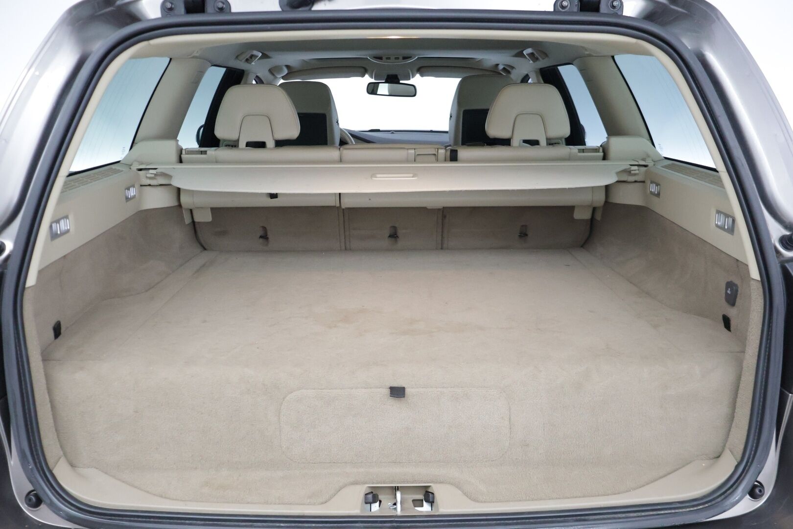 Volvo V70 2011 2,5FT Summum * Kattoluukku / Keyless / Webasto / Tutkat / Sähkökontti / Nahkapenkit / Koukku / Etuistuin muistilla / Volvo TV - Bi-Fuel / Huippusiisti / Erikoiset varusteet / 29litran isompi bensatankki / Särmät huollot *