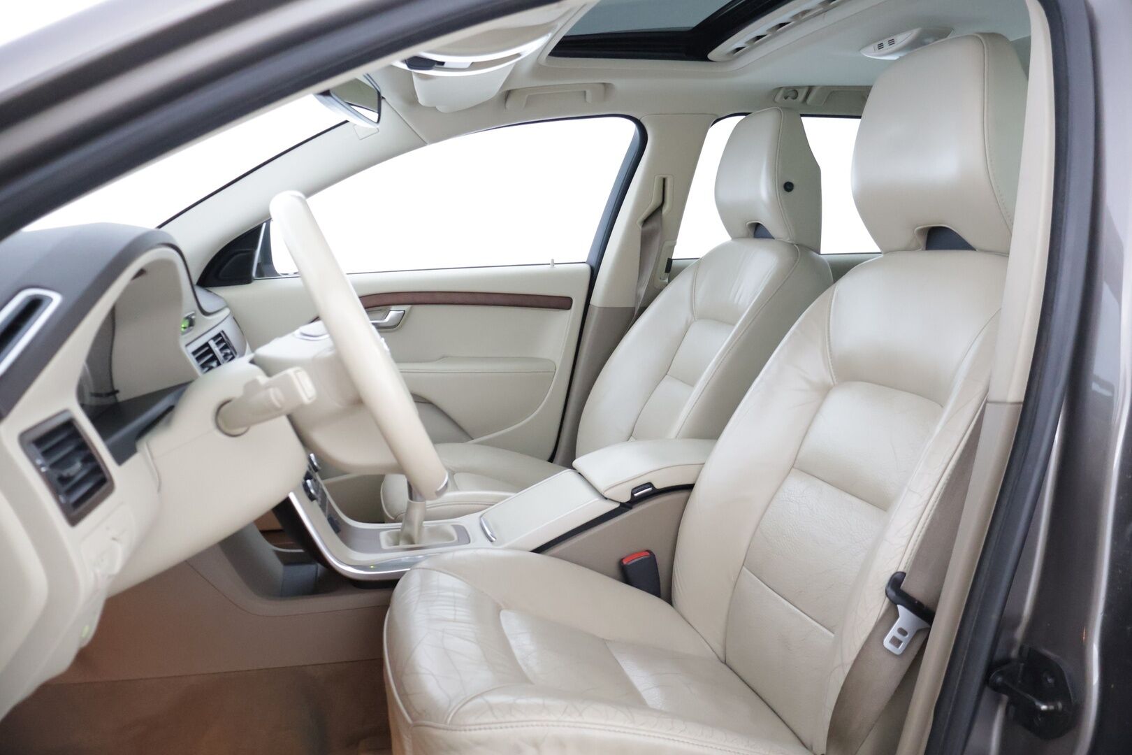 Volvo V70 2011 2,5FT Summum * Kattoluukku / Keyless / Webasto / Tutkat / Sähkökontti / Nahkapenkit / Koukku / Etuistuin muistilla / Volvo TV - Bi-Fuel / Huippusiisti / Erikoiset varusteet / 29litran isompi bensatankki / Särmät huollot *