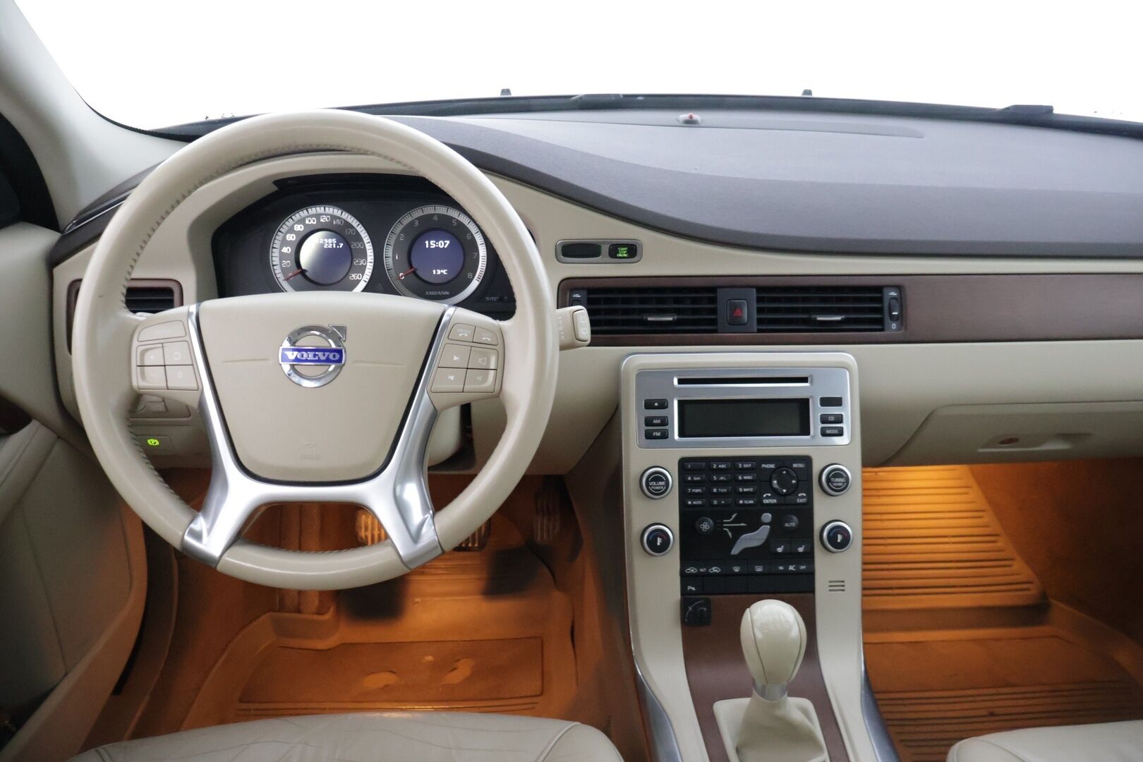 Volvo V70 2011 2,5FT Summum * Kattoluukku / Keyless / Webasto / Tutkat / Sähkökontti / Nahkapenkit / Koukku / Etuistuin muistilla / Volvo TV - Bi-Fuel / Huippusiisti / Erikoiset varusteet / 29litran isompi bensatankki / Särmät huollot *