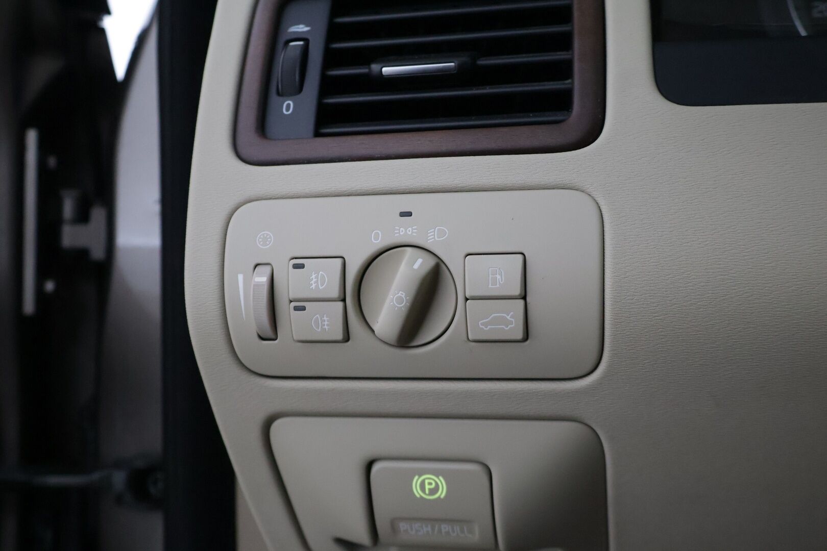 Volvo V70 2011 2,5FT Summum * Kattoluukku / Keyless / Webasto / Tutkat / Sähkökontti / Nahkapenkit / Koukku / Etuistuin muistilla / Volvo TV - Bi-Fuel / Huippusiisti / Erikoiset varusteet / 29litran isompi bensatankki / Särmät huollot *