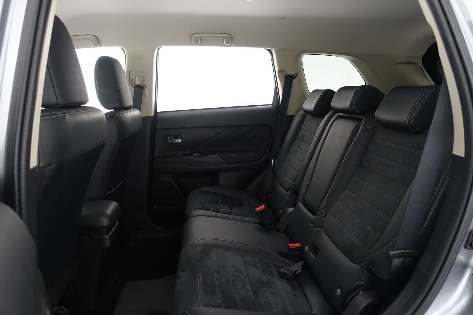 Mitsubishi OUTLANDER PHEV 2016 Instyle 4WD - * Rockford Fosqate | P.Kamera | Navi | Vakkari | Keyless | Nahka/Alcantara | Tutkat | Bluetooth | 2X Renkaat & Aluvanteet *