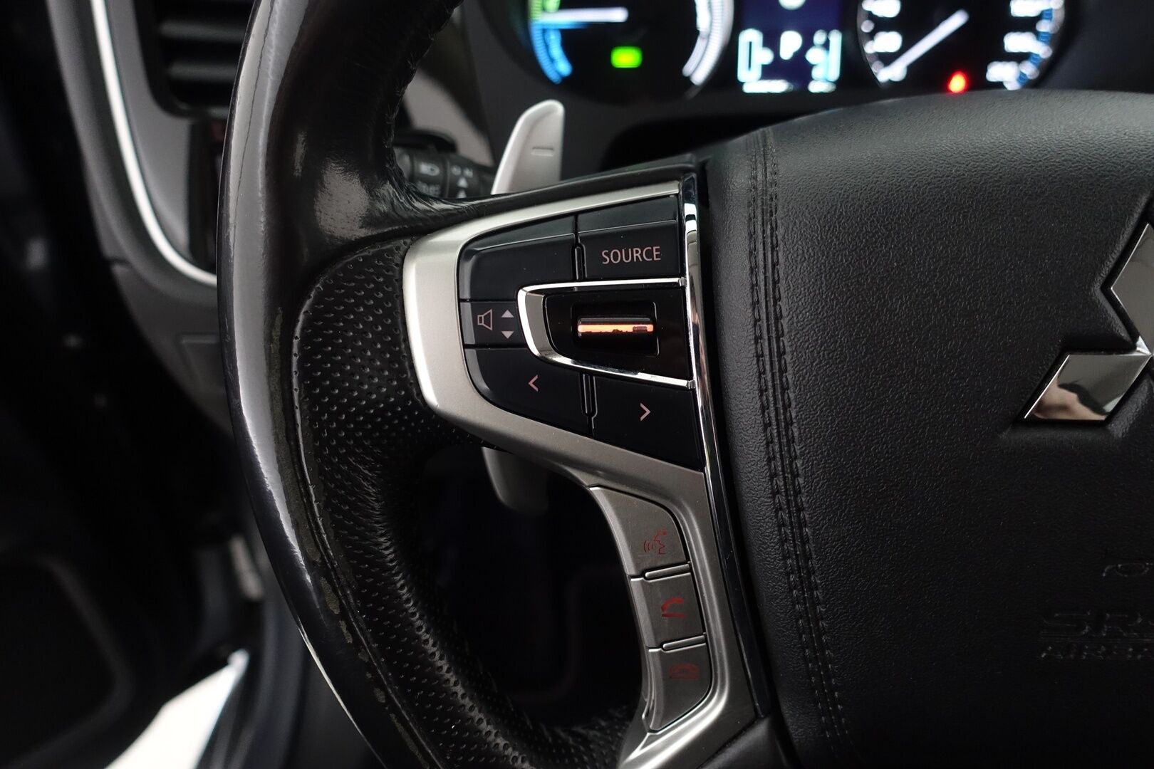 Mitsubishi OUTLANDER PHEV 2016 Instyle 4WD - * Rockford Fosqate | P.Kamera | Navi | Vakkari | Keyless | Nahka/Alcantara | Tutkat | Bluetooth | 2X Renkaat & Aluvanteet *