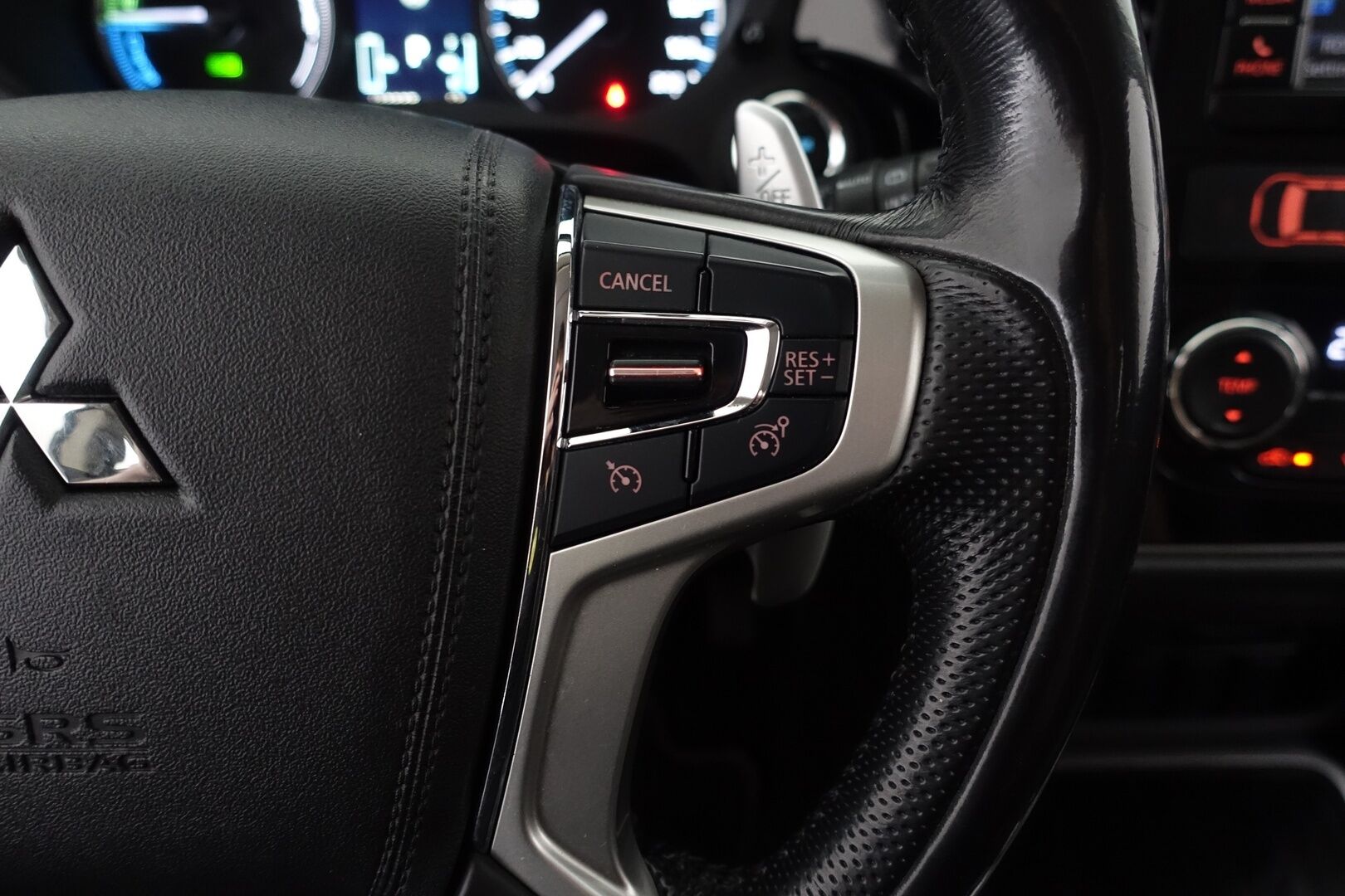 Mitsubishi OUTLANDER PHEV 2016 Instyle 4WD - * Rockford Fosqate | P.Kamera | Navi | Vakkari | Keyless | Nahka/Alcantara | Tutkat | Bluetooth | 2X Renkaat & Aluvanteet *
