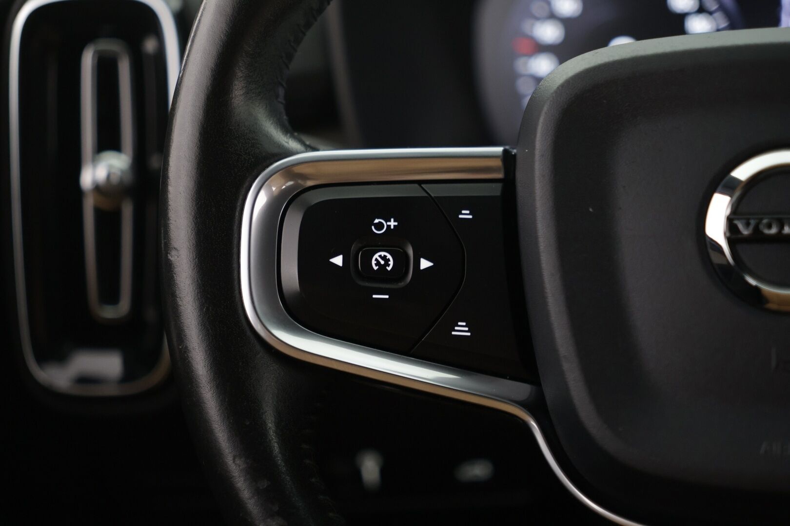 Volvo XC40 2020 T4 AWD Business Inscription  *Webasto* / *ACC* / 'Nahkaverhoilu* - Huippu neliveto / Kattavasti varusteltu / Hyvin pidetty loisto yksilö!