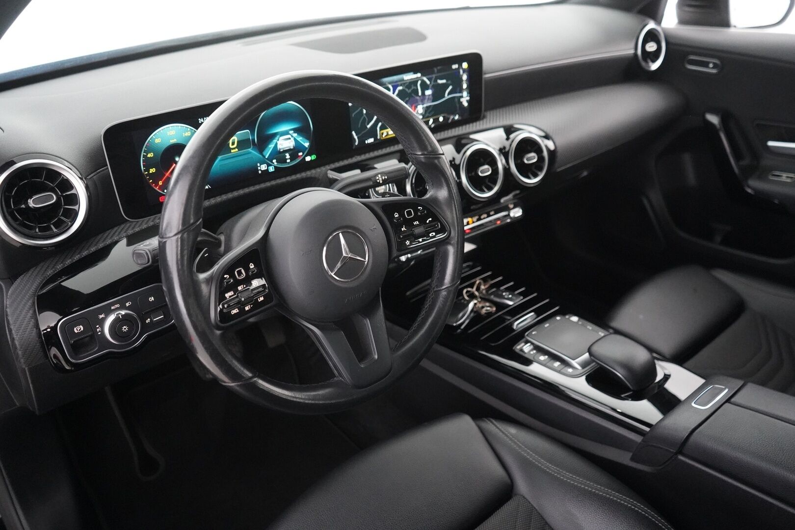 Mercedes-Benz A 2020 180 A Business Style - Widescreen | Puolinahat | Kamera | Premium audio | Kahdet renkaat Mersun alumiinivantein 