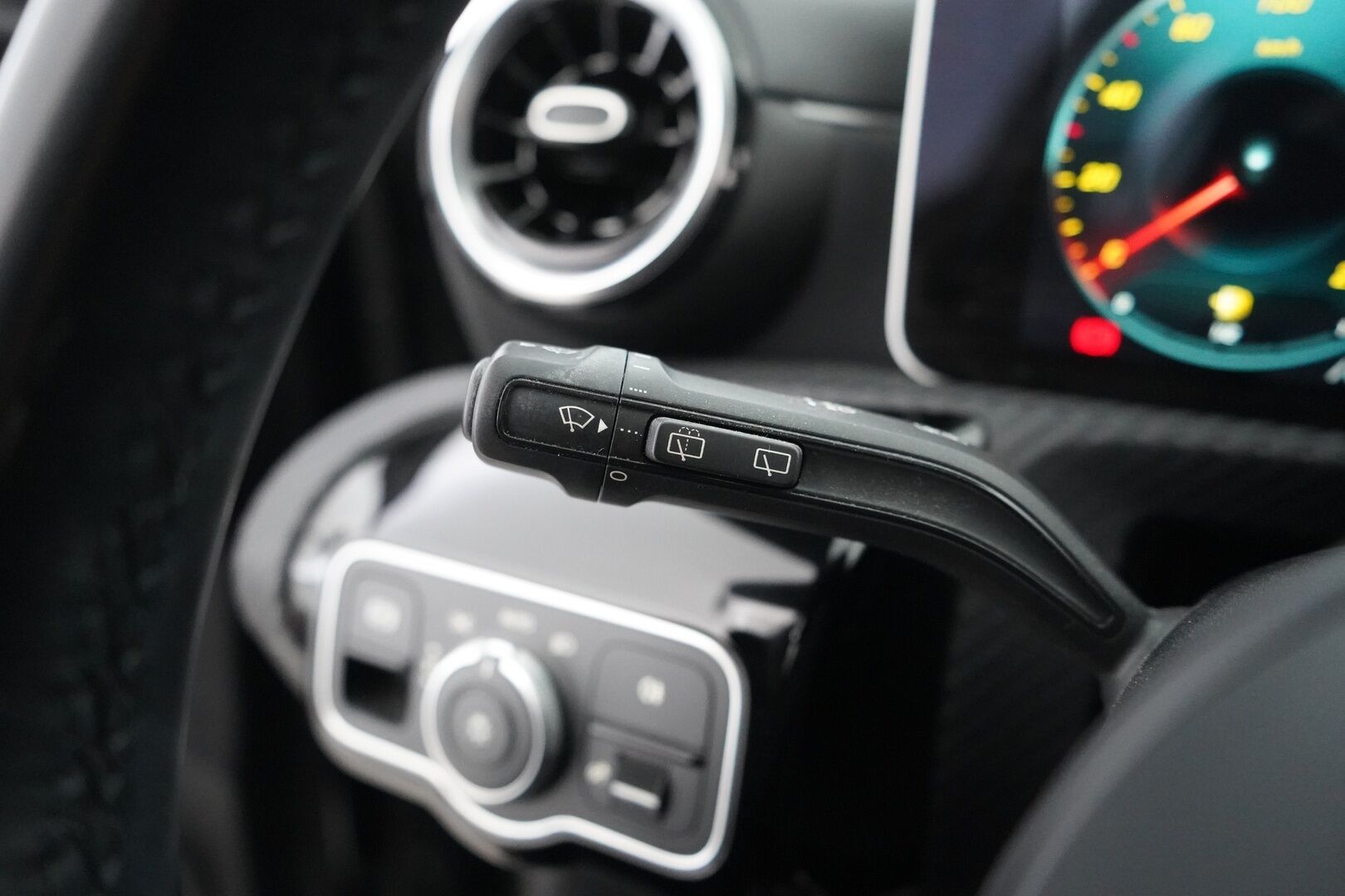 Mercedes-Benz A 2020 180 A Business Style - Widescreen | Puolinahat | Kamera | Premium audio | Kahdet renkaat Mersun alumiinivantein 