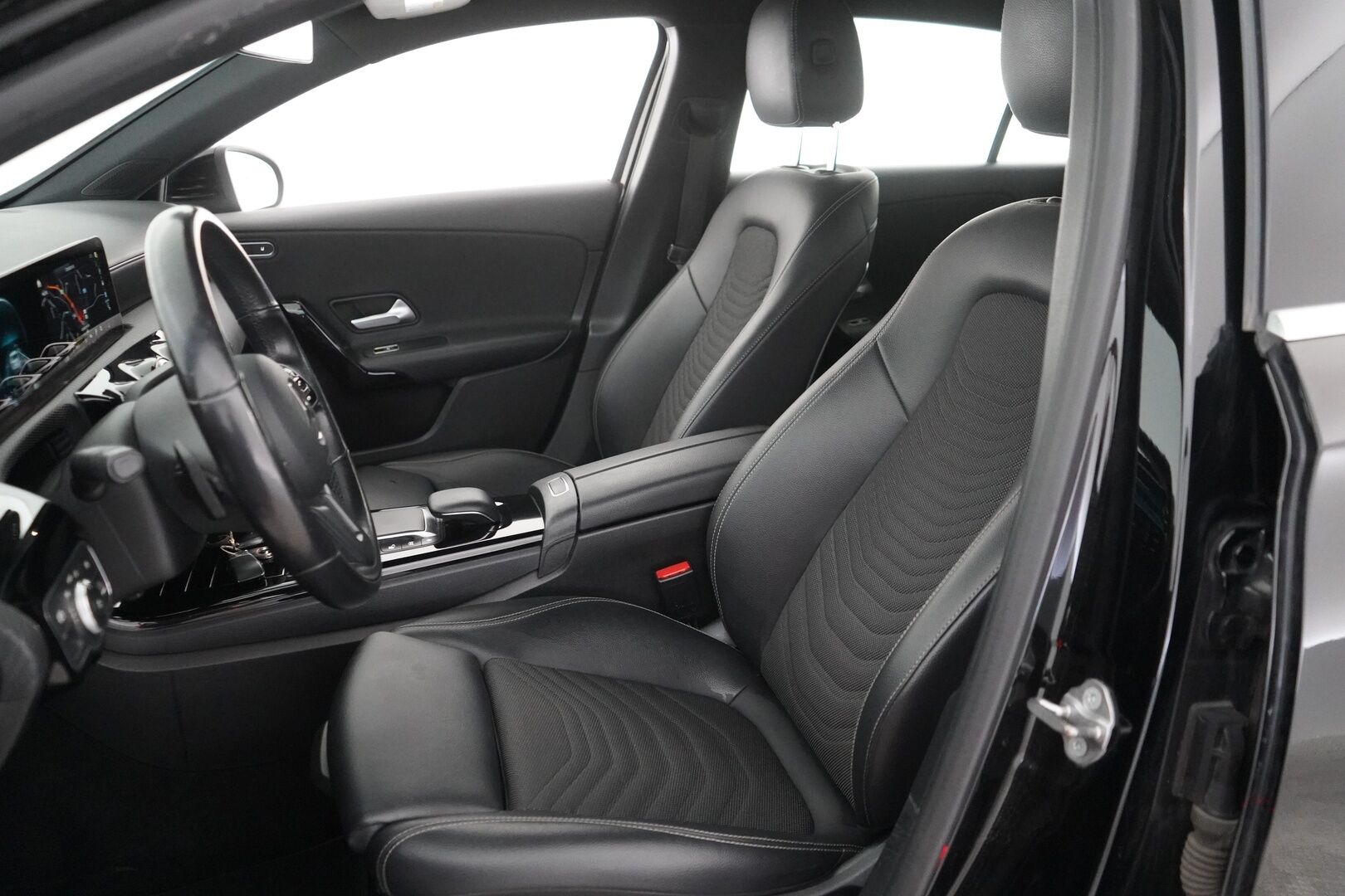 Mercedes-Benz A 2020 180 A Business Style - Widescreen | Puolinahat | Kamera | Premium audio | Kahdet renkaat Mersun alumiinivantein 