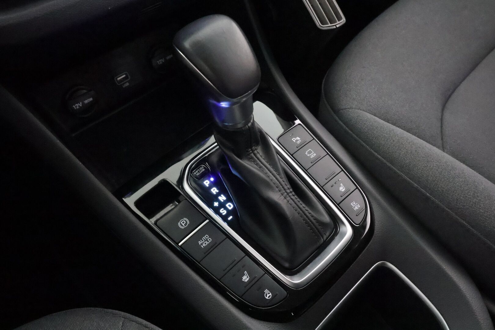 Hyundai IONIQ plug-in 2021 1,6 plug-in 141 hv 6-DCT Comfort Limited Edition MY20 - | Merkkihuollettu | Facelift | Vakkari | P.kamera | Lane Assist | Apple & Android | Lohko+sisälämmitin | Lämm. ratti | 2x renkaat aluin | 