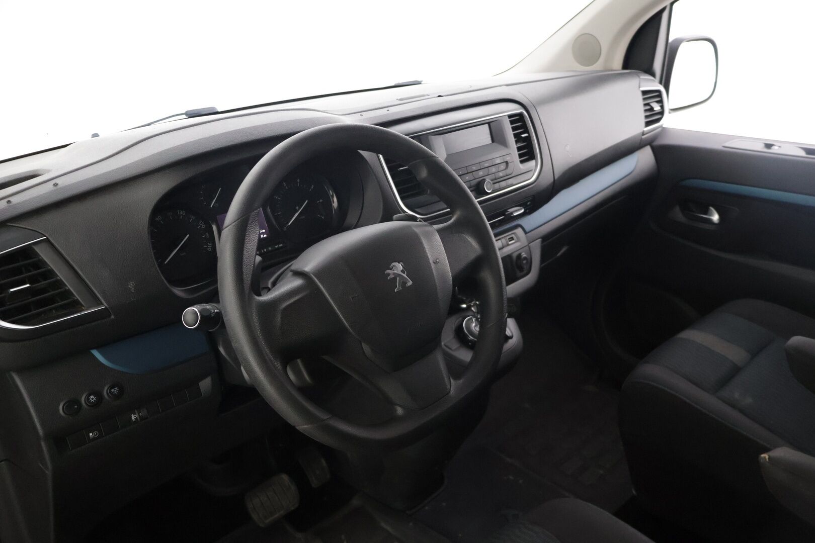 Peugeot Traveller 2020 Active BlueHDi 180 EAT8-automaatti XL YritysOutlet - Myydään vain yrityksille * Webasto / Inva -ramppi / Sähköinen sivuovi / Vakkari * - Tämä auto myydään YritysOutlet -valikoimasta vain yritykselle / ALV / 9-paikkainen / Kahdet renkaat vanteilla