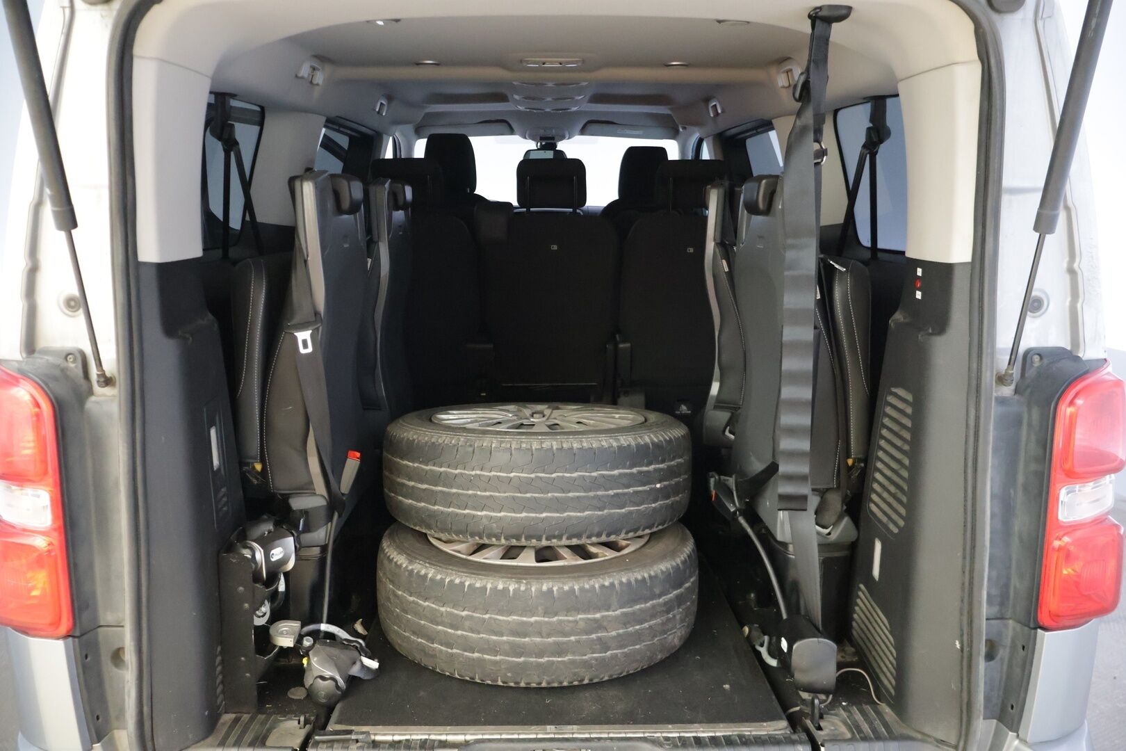 Peugeot Traveller 2020 Active BlueHDi 180 EAT8-automaatti XL YritysOutlet - Myydään vain yrityksille * Webasto / Inva -ramppi / Sähköinen sivuovi / Vakkari * - Tämä auto myydään YritysOutlet -valikoimasta vain yritykselle / ALV / 9-paikkainen / Kahdet renkaat vanteilla