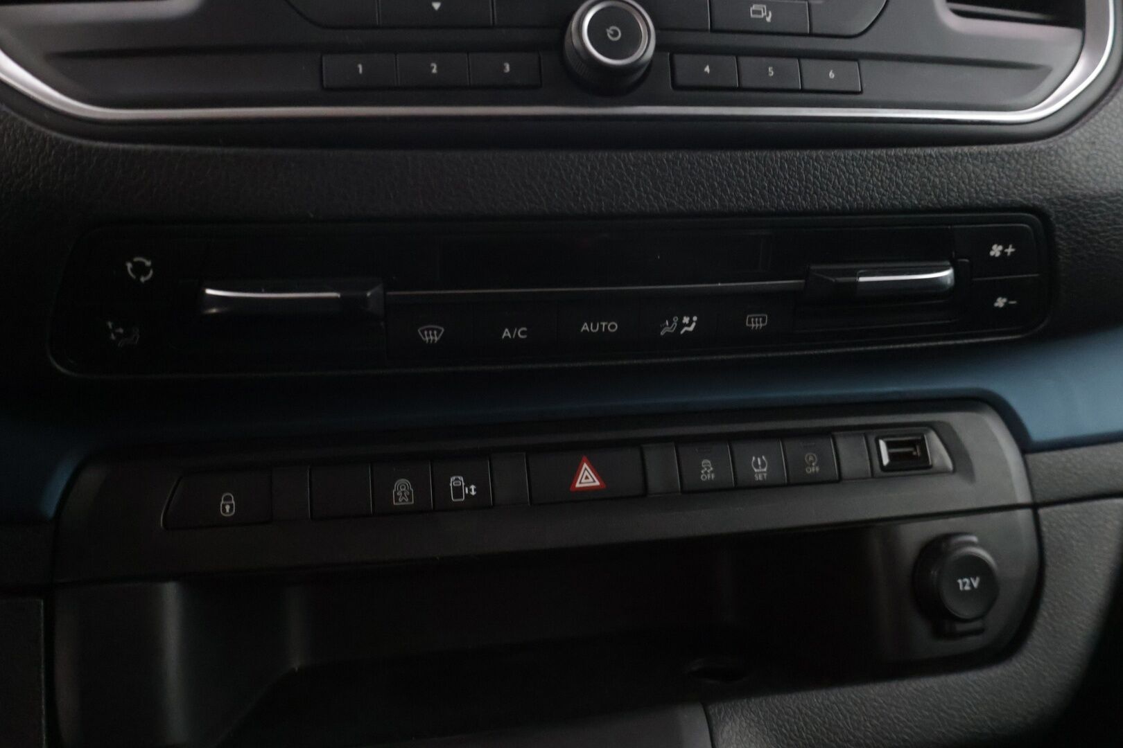 Peugeot Traveller 2020 Active BlueHDi 180 EAT8-automaatti XL YritysOutlet - Myydään vain yrityksille * Webasto / Inva -ramppi / Sähköinen sivuovi / Vakkari * - Tämä auto myydään YritysOutlet -valikoimasta vain yritykselle / ALV / 9-paikkainen / Kahdet renkaat vanteilla