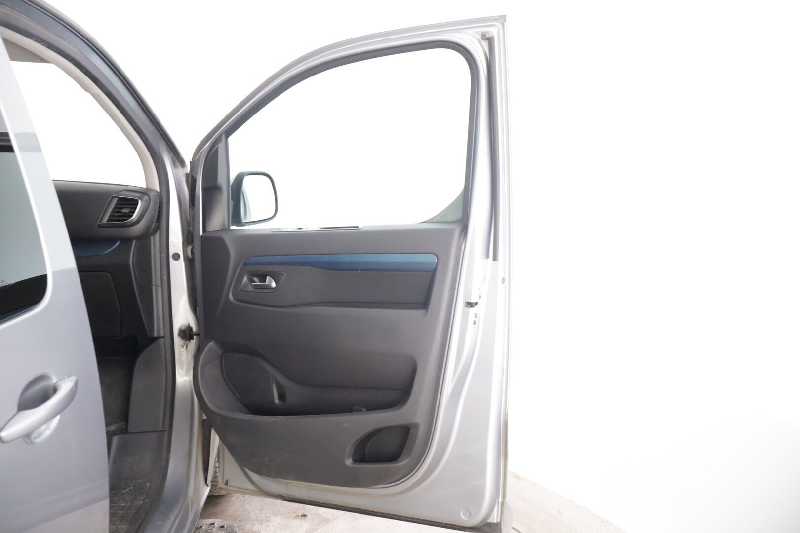 Peugeot Traveller 2020 Active BlueHDi 180 EAT8-automaatti XL YritysOutlet - Myydään vain yrityksille * Webasto / Inva -ramppi / Sähköinen sivuovi / Vakkari * - Tämä auto myydään YritysOutlet -valikoimasta vain yritykselle / ALV / 9-paikkainen / Kahdet renkaat vanteilla