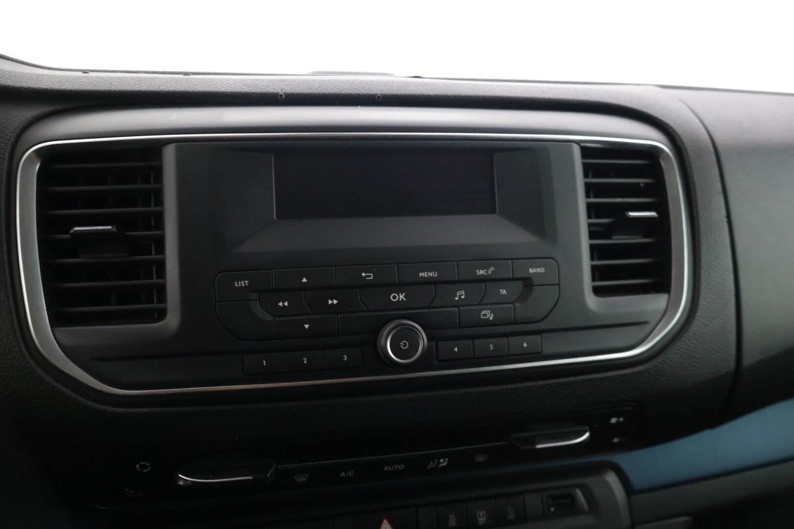 Peugeot Traveller 2020 Active BlueHDi 180 EAT8-automaatti XL YritysOutlet - Myydään vain yrityksille * Webasto / Inva -ramppi / Sähköinen sivuovi / Vakkari * - Tämä auto myydään YritysOutlet -valikoimasta vain yritykselle / ALV / 9-paikkainen / Kahdet renkaat vanteilla