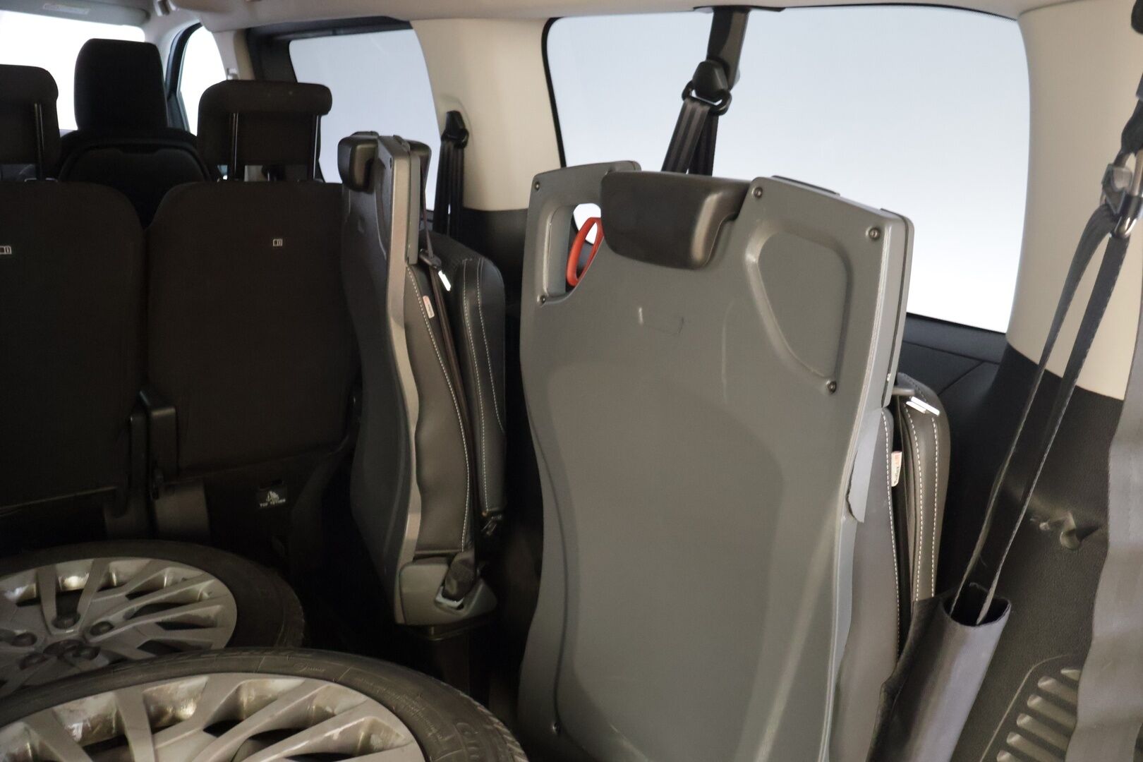 Peugeot Traveller 2020 Active BlueHDi 180 EAT8-automaatti XL YritysOutlet - Myydään vain yrityksille * Webasto / Inva -ramppi / Sähköinen sivuovi / Vakkari * - Tämä auto myydään YritysOutlet -valikoimasta vain yritykselle / ALV / 9-paikkainen / Kahdet renkaat vanteilla