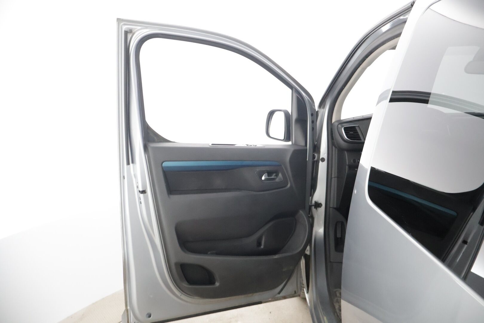 Peugeot Traveller 2020 Active BlueHDi 180 EAT8-automaatti XL YritysOutlet - Myydään vain yrityksille * Webasto / Inva -ramppi / Sähköinen sivuovi / Vakkari * - Tämä auto myydään YritysOutlet -valikoimasta vain yritykselle / ALV / 9-paikkainen / Kahdet renkaat vanteilla