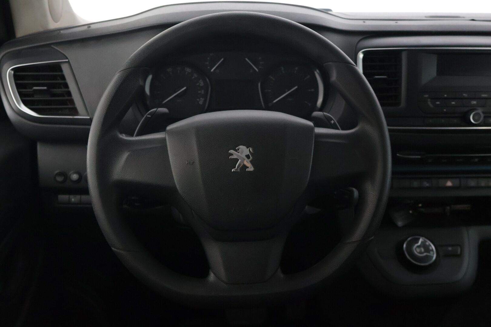 Peugeot Traveller 2020 Active BlueHDi 180 EAT8-automaatti XL YritysOutlet - Myydään vain yrityksille * Webasto / Inva -ramppi / Sähköinen sivuovi / Vakkari * - Tämä auto myydään YritysOutlet -valikoimasta vain yritykselle / ALV / 9-paikkainen / Kahdet renkaat vanteilla