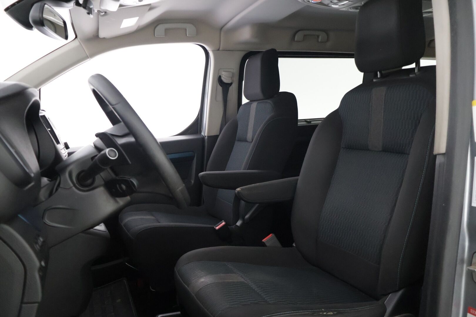 Peugeot Traveller 2020 Active BlueHDi 180 EAT8-automaatti XL YritysOutlet - Myydään vain yrityksille * Webasto / Inva -ramppi / Sähköinen sivuovi / Vakkari * - Tämä auto myydään YritysOutlet -valikoimasta vain yritykselle / ALV / 9-paikkainen / Kahdet renkaat vanteilla