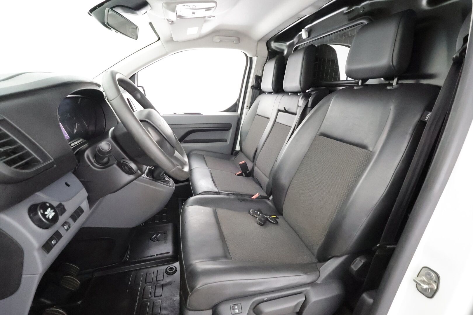 Citroen Jumpy 2020 BlueHDi 120 M 4x4 * Webasto / Vakkari / Puolinahat / Apple&Android / ALV / 2x Renkaat * - 1.Om Suomi-auto - HULLUT AVAJAISHULINAT KORKOTARJOUS 3,29 %