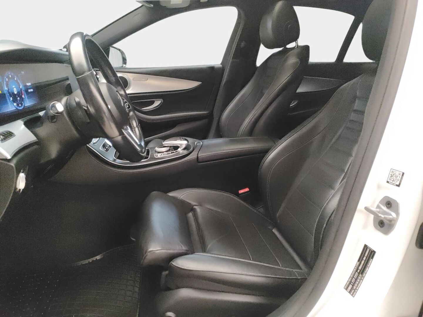 Mercedes-Benz E 2019 300 d Business Avantgarde / Distronic+ / Sporttinahat / Lasikattoluukku / P-kamera / Widescreen / Multibeam LED - 2x Mersun aluvanteet / Uudenveroiset nastat! / Apple&Android