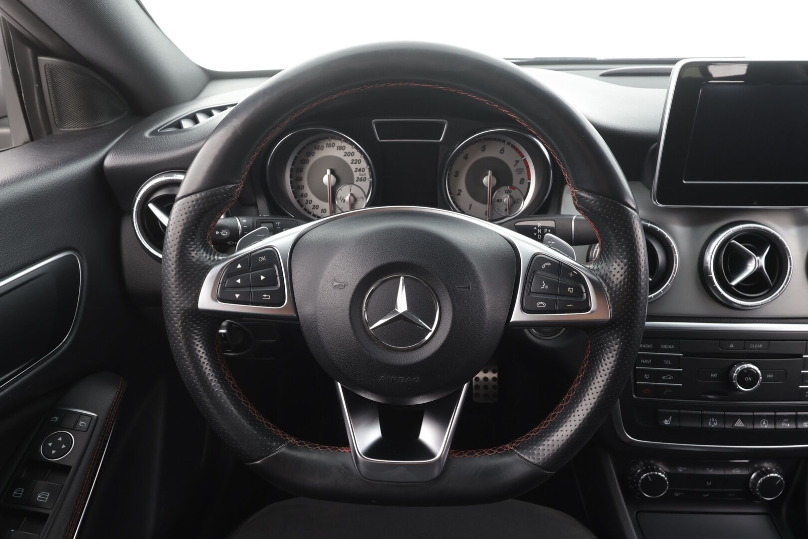 Mercedes-Benz CLA 2015 200 A Shooting Brake AMG * Vakkari / P.Tutkat / Lohko / ILS-Xenon / Puolinahat / Navi / Bluetooth * - Kahdet renkaat aluvanteilla - HULLUT AVAJAISHULINAT KORKOTARJOUS 3,29 %