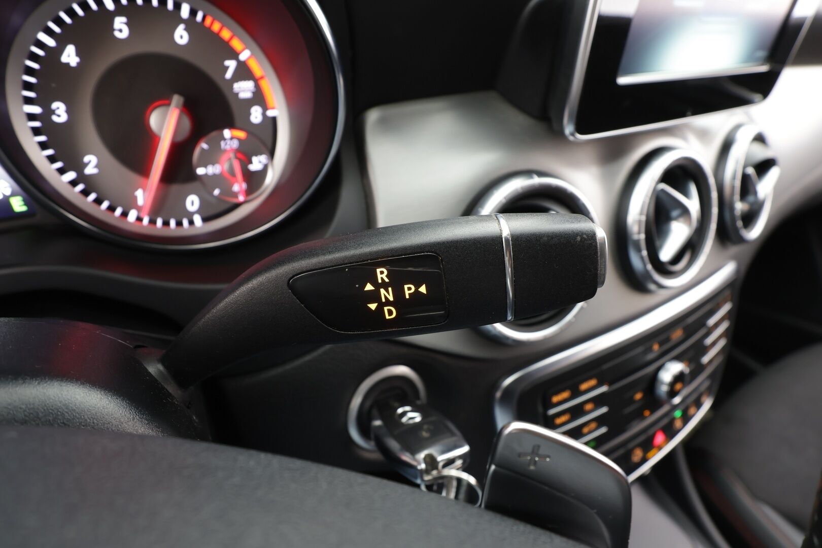 Mercedes-Benz CLA 2015 200 A Shooting Brake AMG * Vakkari / P.Tutkat / Lohko / ILS-Xenon / Puolinahat / Navi / Bluetooth * - Kahdet renkaat aluvanteilla - HULLUT AVAJAISHULINAT KORKOTARJOUS 3,29 %