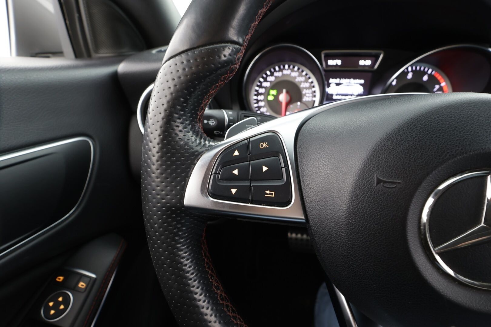 Mercedes-Benz CLA 2015 200 A Shooting Brake AMG * Vakkari / P.Tutkat / Lohko / ILS-Xenon / Puolinahat / Navi / Bluetooth * - Kahdet renkaat aluvanteilla - HULLUT AVAJAISHULINAT KORKOTARJOUS 3,29 %