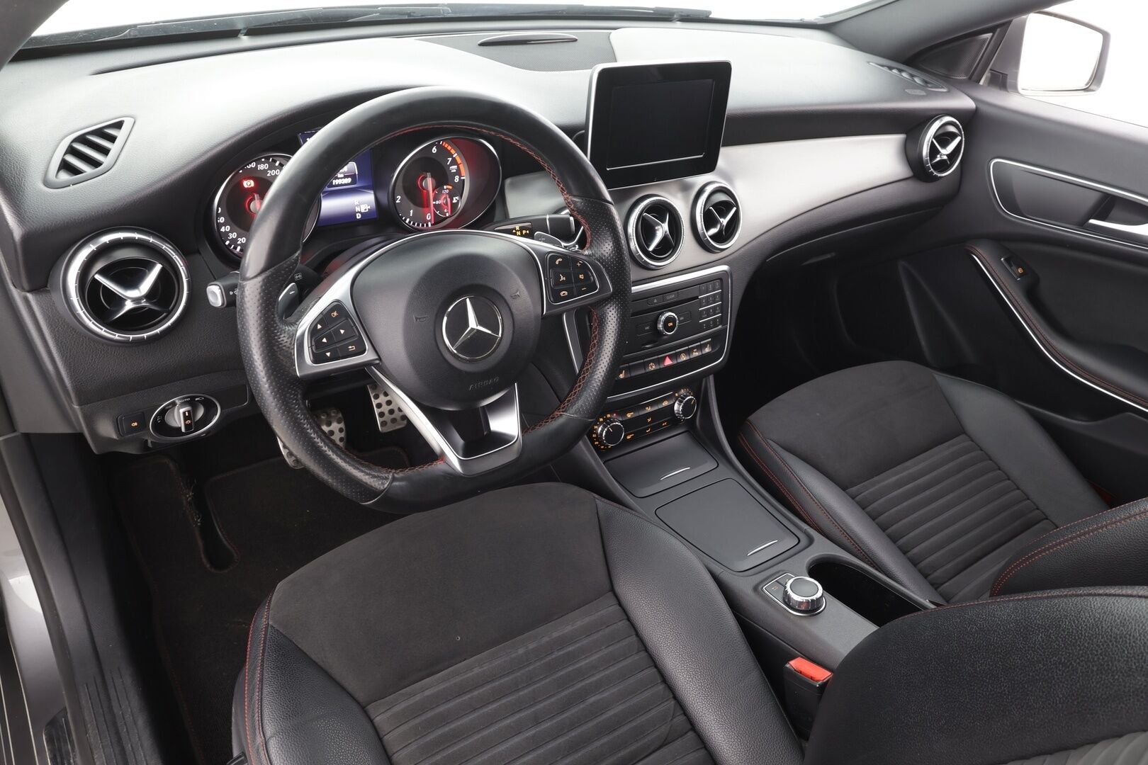 Mercedes-Benz CLA 2015 200 A Shooting Brake AMG * Vakkari / P.Tutkat / Lohko / ILS-Xenon / Puolinahat / Navi / Bluetooth * - Kahdet renkaat aluvanteilla - HULLUT AVAJAISHULINAT KORKOTARJOUS 3,29 %