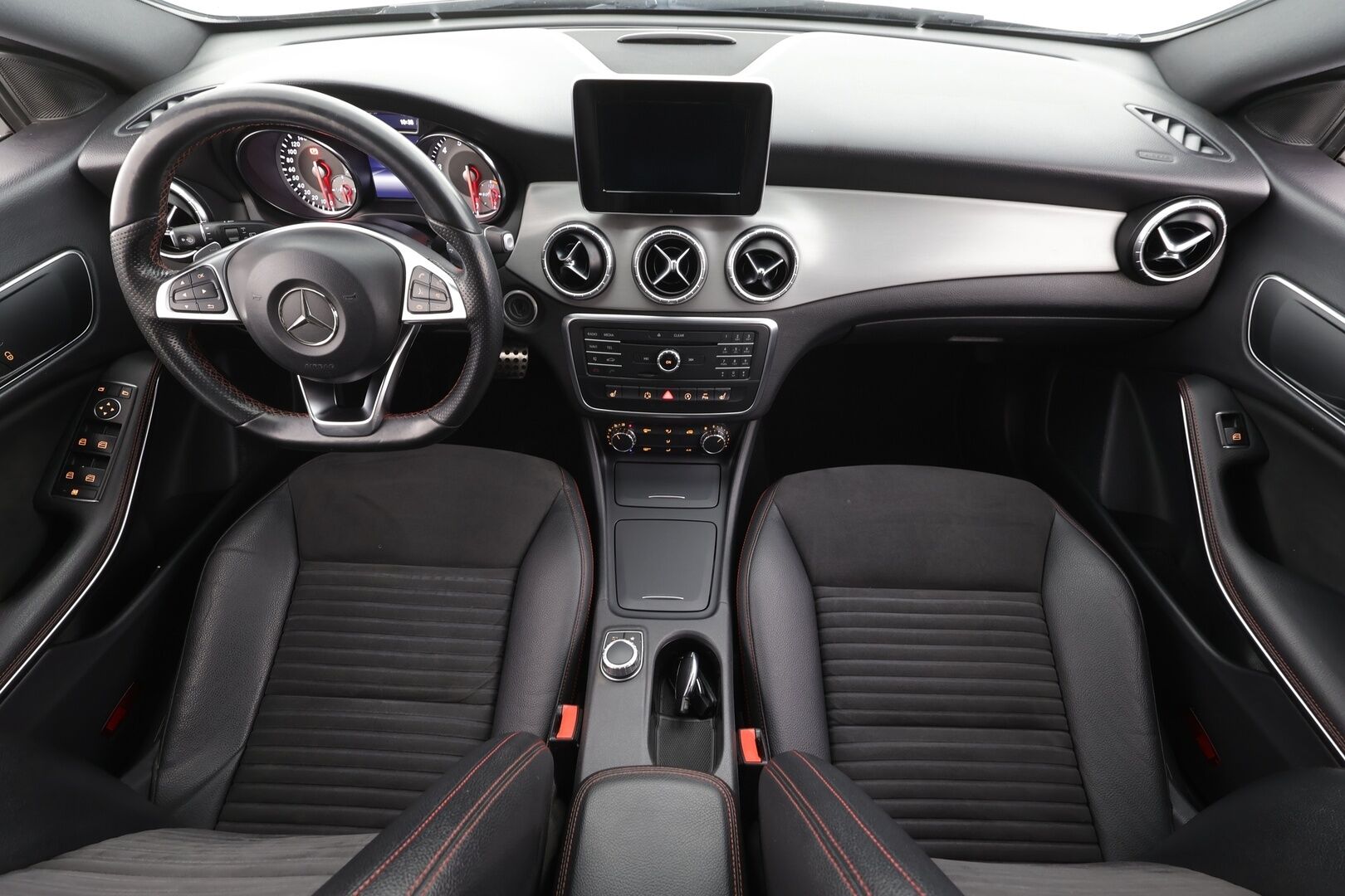 Mercedes-Benz CLA 2015 200 A Shooting Brake AMG * Vakkari / P.Tutkat / Lohko / ILS-Xenon / Puolinahat / Navi / Bluetooth * - Kahdet renkaat aluvanteilla - HULLUT AVAJAISHULINAT KORKOTARJOUS 3,29 %