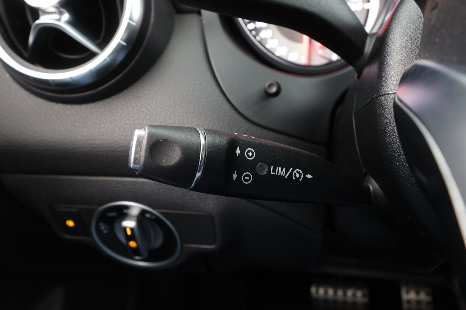 Mercedes-Benz CLA 2015 200 A Shooting Brake AMG * Vakkari / P.Tutkat / Lohko / ILS-Xenon / Puolinahat / Navi / Bluetooth * - Kahdet renkaat aluvanteilla - HULLUT AVAJAISHULINAT KORKOTARJOUS 3,29 %