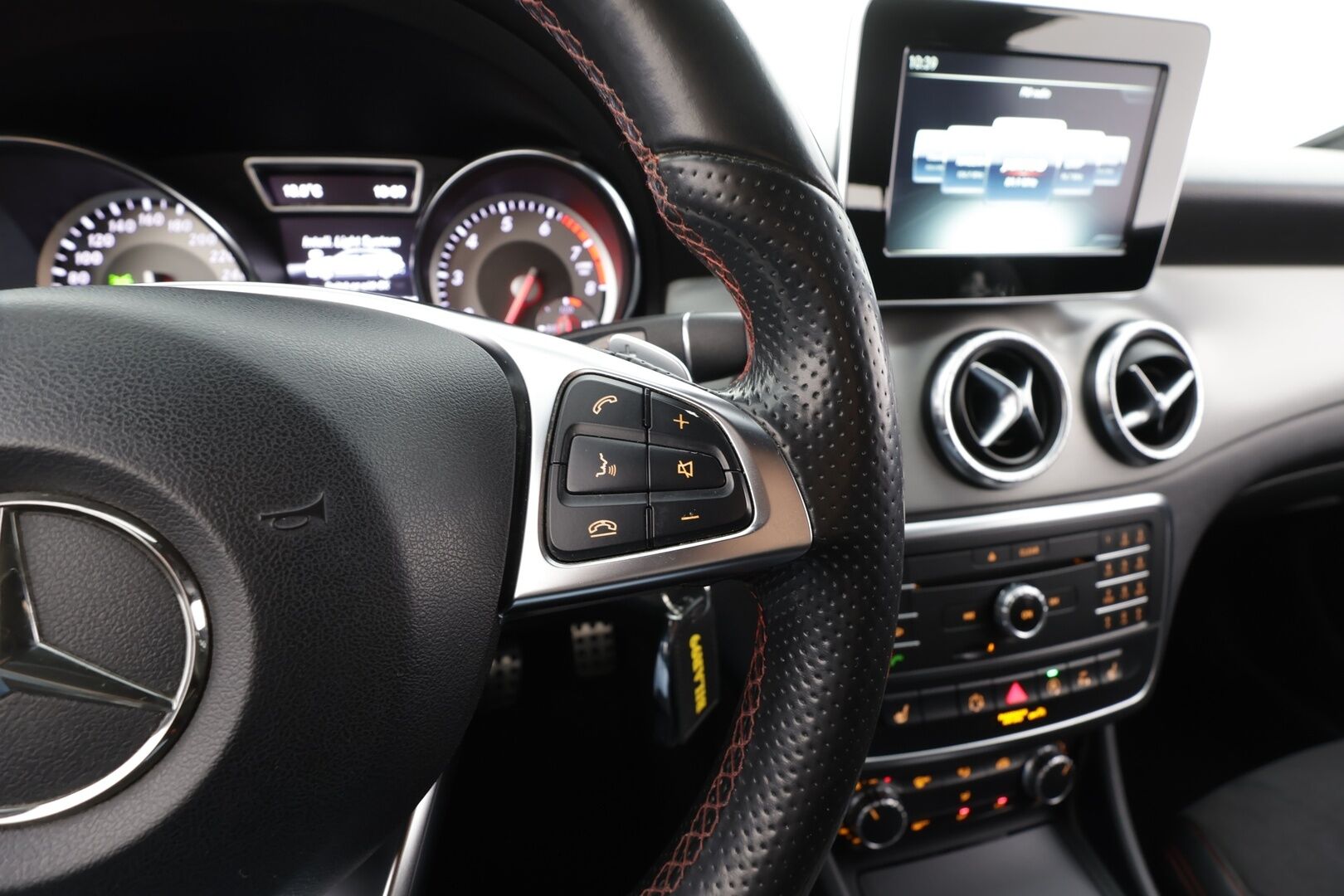 Mercedes-Benz CLA 2015 200 A Shooting Brake AMG * Vakkari / P.Tutkat / Lohko / ILS-Xenon / Puolinahat / Navi / Bluetooth * - Kahdet renkaat aluvanteilla - HULLUT AVAJAISHULINAT KORKOTARJOUS 3,29 %