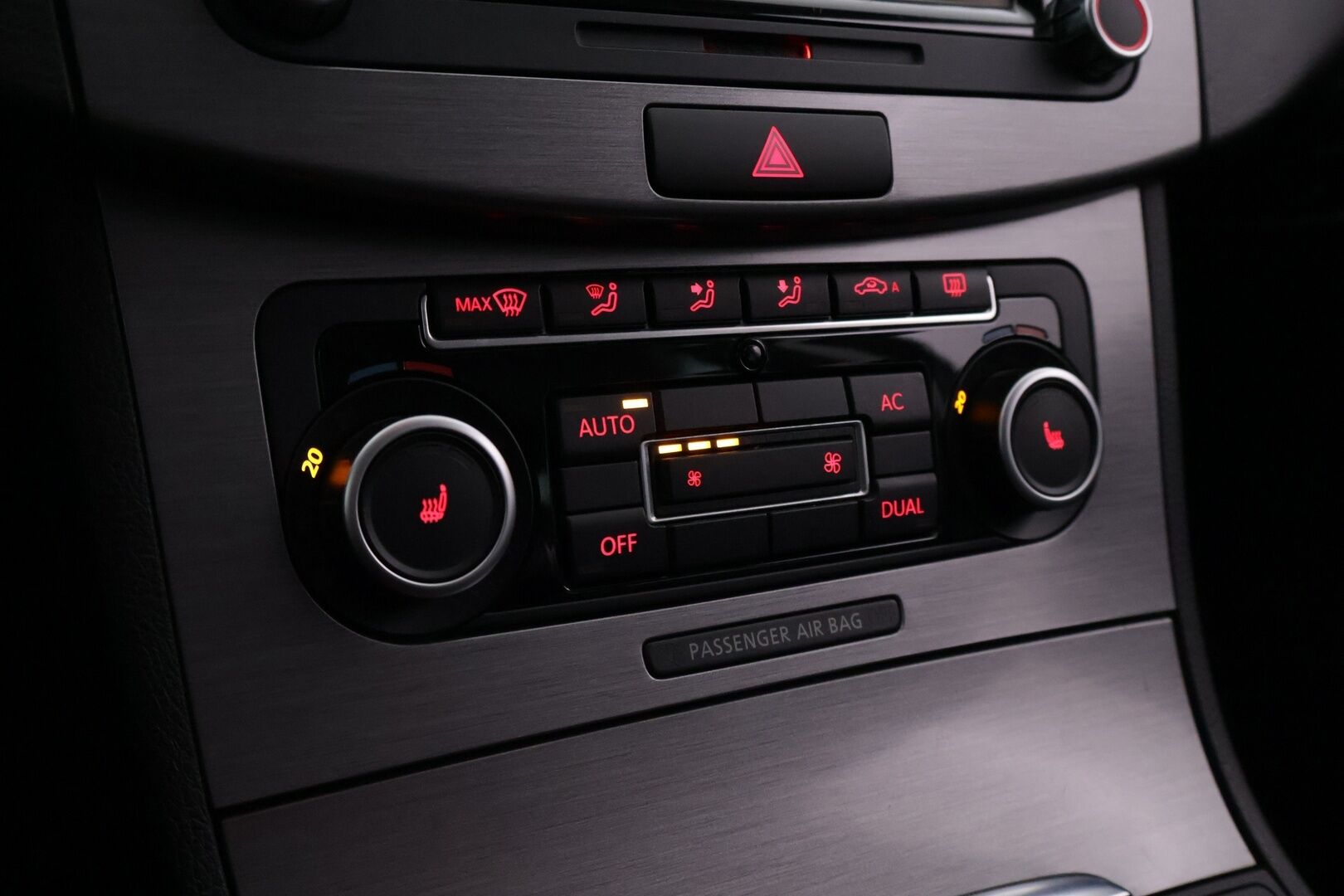 Volkswagen Passat 2012 Variant Highline 1,4 TSI MultiFuel 118 kW (160 hv) *Nahat / Vetokoukku /  P. kamera / Xenon / Vakkari / P.tutkat * - Uudehkoilla Continental kesärenkailla / Juuri katsastettu! / Todella kattava huoltohistoria / Ketju vaihdettu