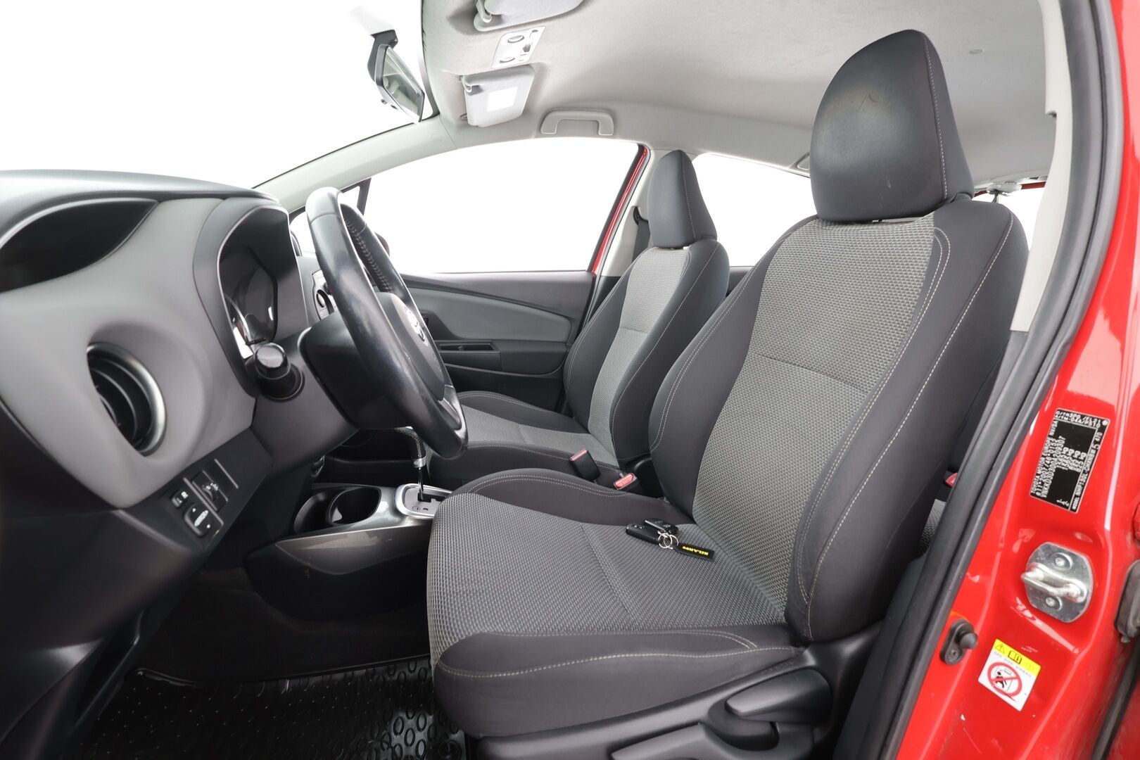 Toyota Yaris 2016 1,5 Hybrid Active * P.Kamera / Facelift / AC / Bluetooth / Kahdet renkaat aluvanteilla * - HULLUT AVAJAISHULINAT KORKOTARJOUS 3,29 %