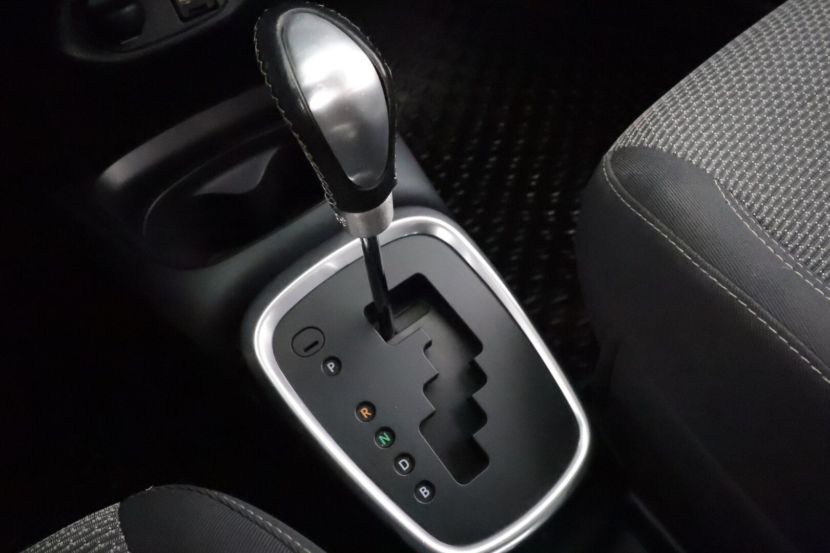 Toyota Yaris 2016 1,5 Hybrid Active * P.Kamera / Facelift / AC / Bluetooth / Kahdet renkaat aluvanteilla * - HULLUT AVAJAISHULINAT KORKOTARJOUS 3,29 %