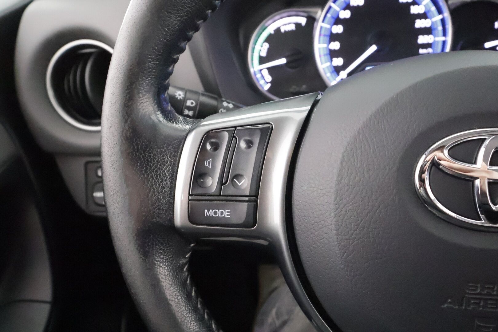 Toyota Yaris 2016 1,5 Hybrid Active * P.Kamera / Facelift / AC / Bluetooth / Kahdet renkaat aluvanteilla * - HULLUT AVAJAISHULINAT KORKOTARJOUS 3,29 %