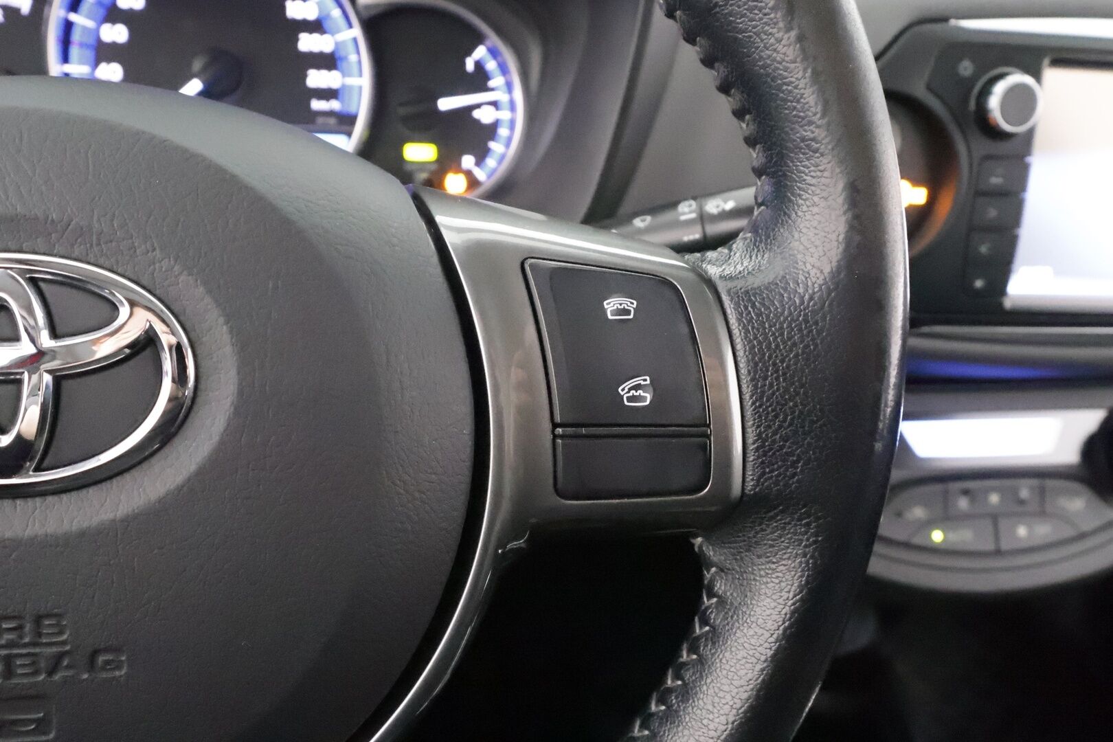 Toyota Yaris 2016 1,5 Hybrid Active * P.Kamera / Facelift / AC / Bluetooth / Kahdet renkaat aluvanteilla * - HULLUT AVAJAISHULINAT KORKOTARJOUS 3,29 %