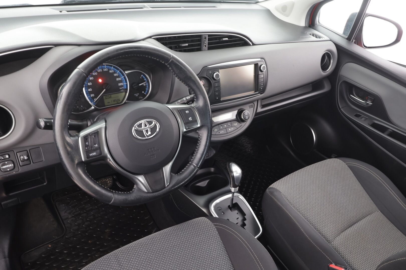Toyota Yaris 2016 1,5 Hybrid Active * P.Kamera / Facelift / AC / Bluetooth / Kahdet renkaat aluvanteilla * - HULLUT AVAJAISHULINAT KORKOTARJOUS 3,29 %